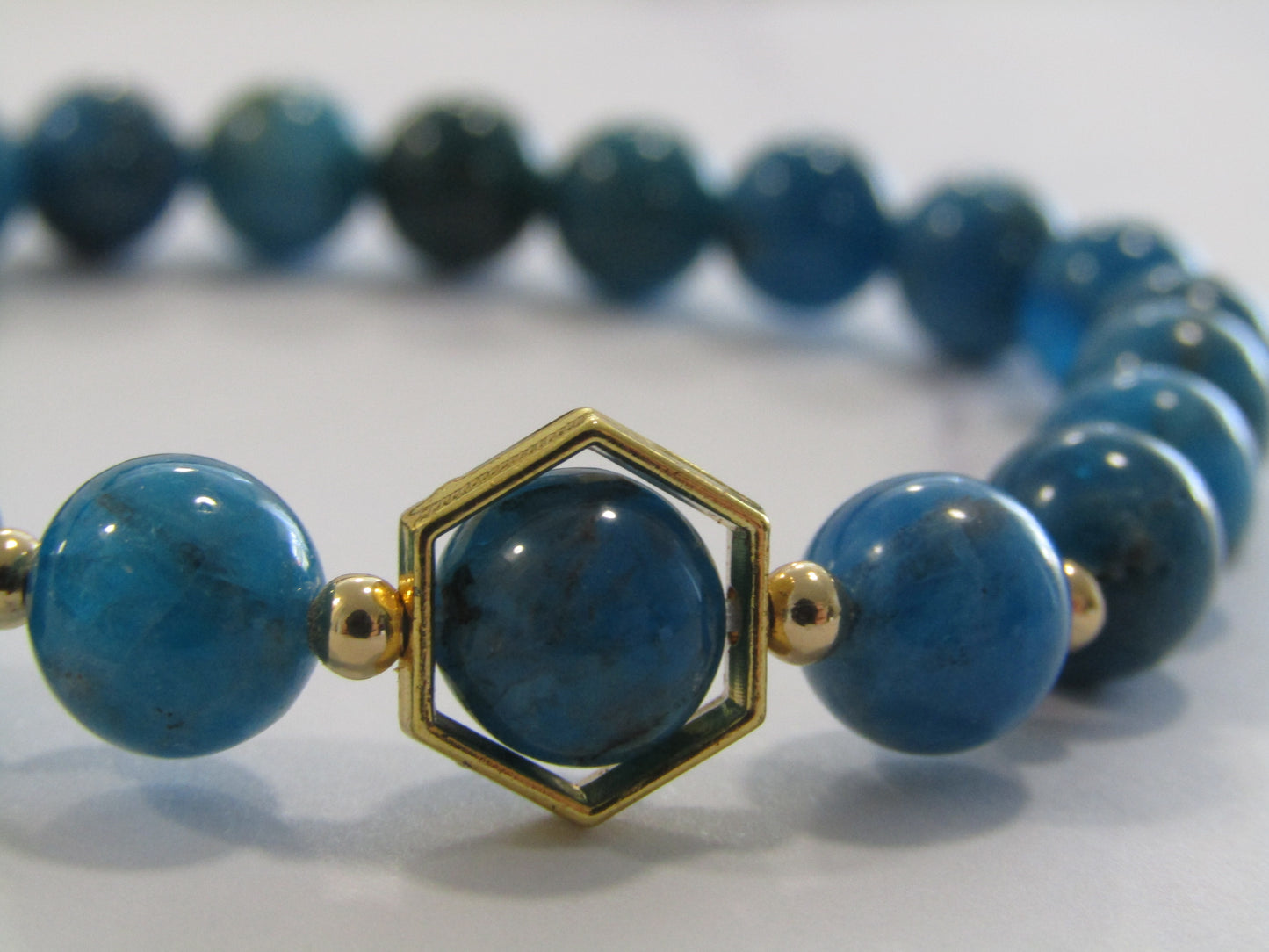 Grade A Apatite with bracelet 18k gold plated frame and spacer beads - 8mm