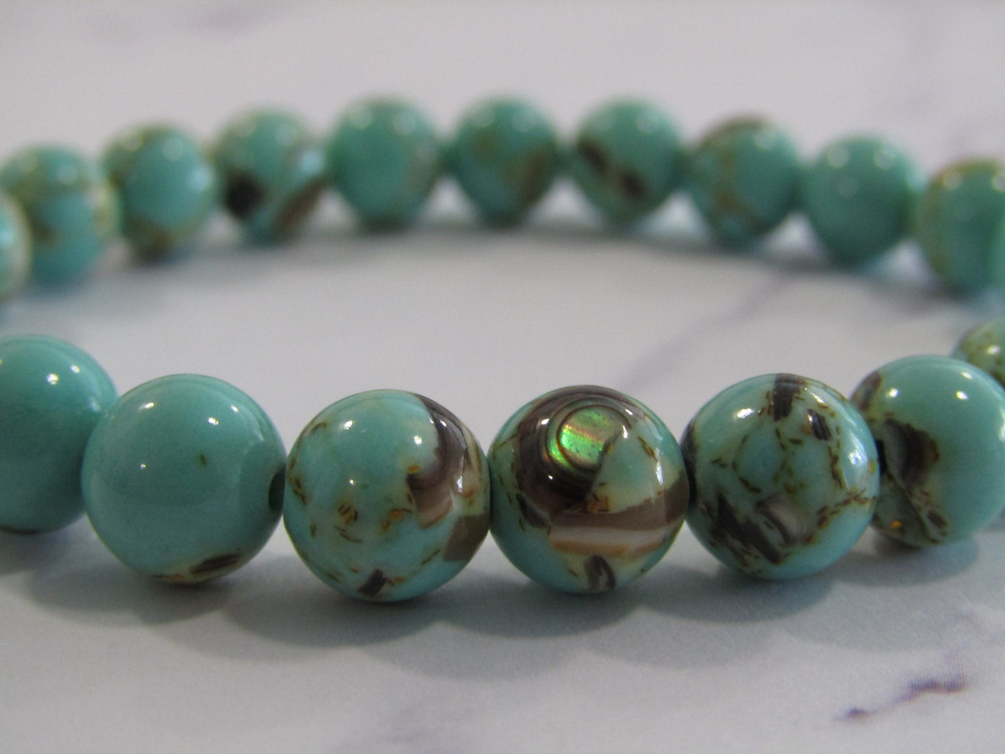 Natural seashell with synthetic turquoise (8-9mm) bracelet