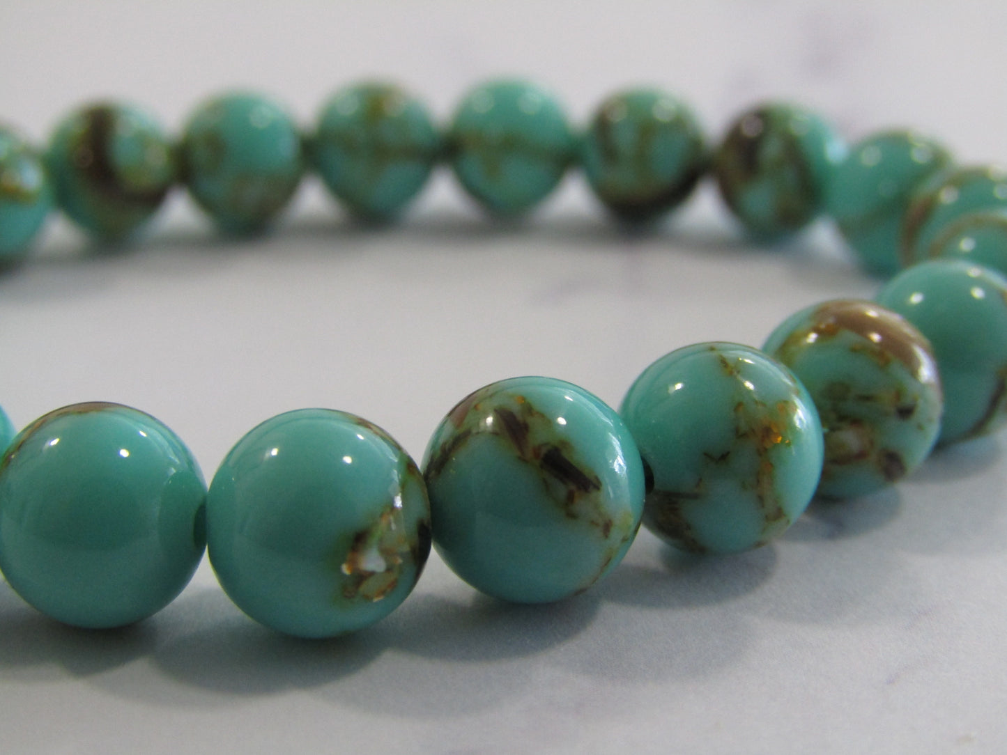 Natural seashell with synthetic turquoise (8-9mm) bracelet