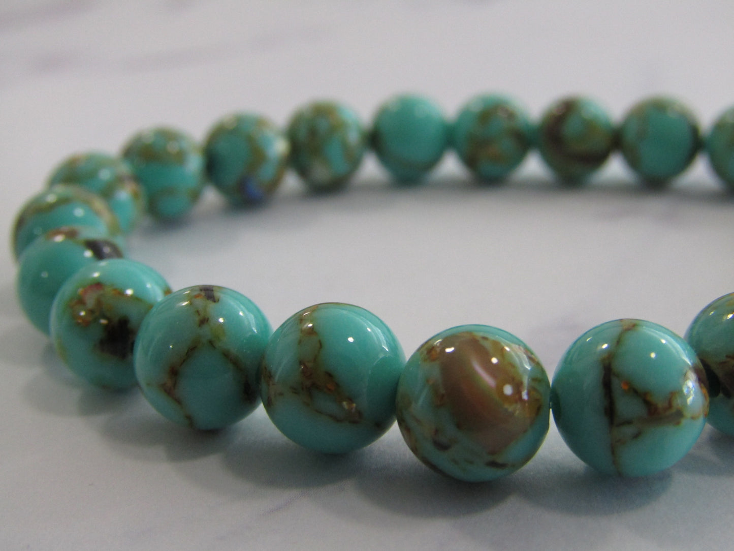 Natural seashell with synthetic medium turquoise (8-9mm) bracelet