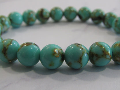 Natural seashell with synthetic medium turquoise (8-9mm) bracelet