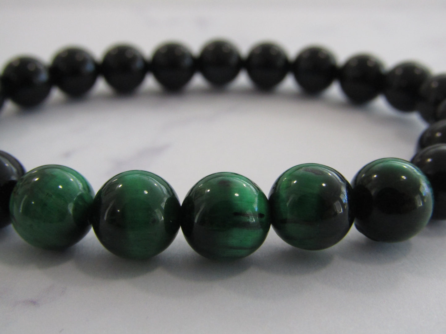 Obsidian bracelet with 5 x Green (dyed) Tigers Eye beads (8mm)