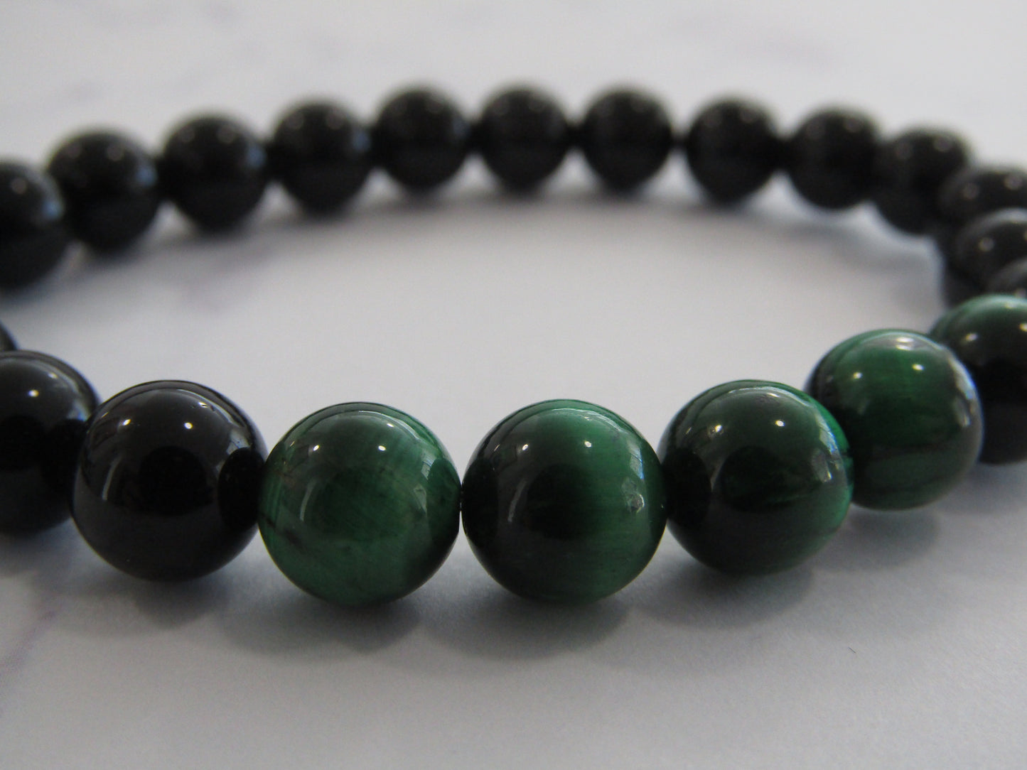 Obsidian bracelet with 5 x Green (dyed) Tigers Eye beads (8mm)