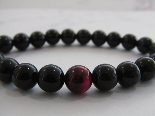 Obsidian bracelet with 1 x magenta Tigers Eye (dyed) bead