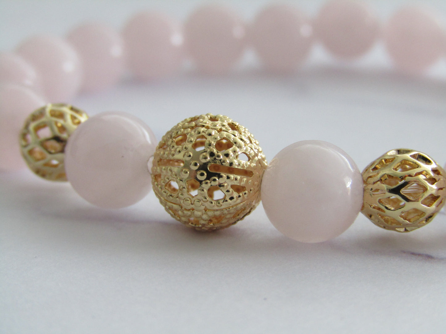 Madagascar Rose Quartz (8mm) bracelet with (5 x) 18k gold plated accentuating beads